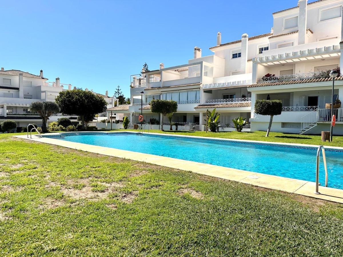 Moderno Apartamento Con Preciosas Vistas Al Mar En Urbanizacion Con Piscina - Rio Real 11 2G Marbella Bagian luar foto