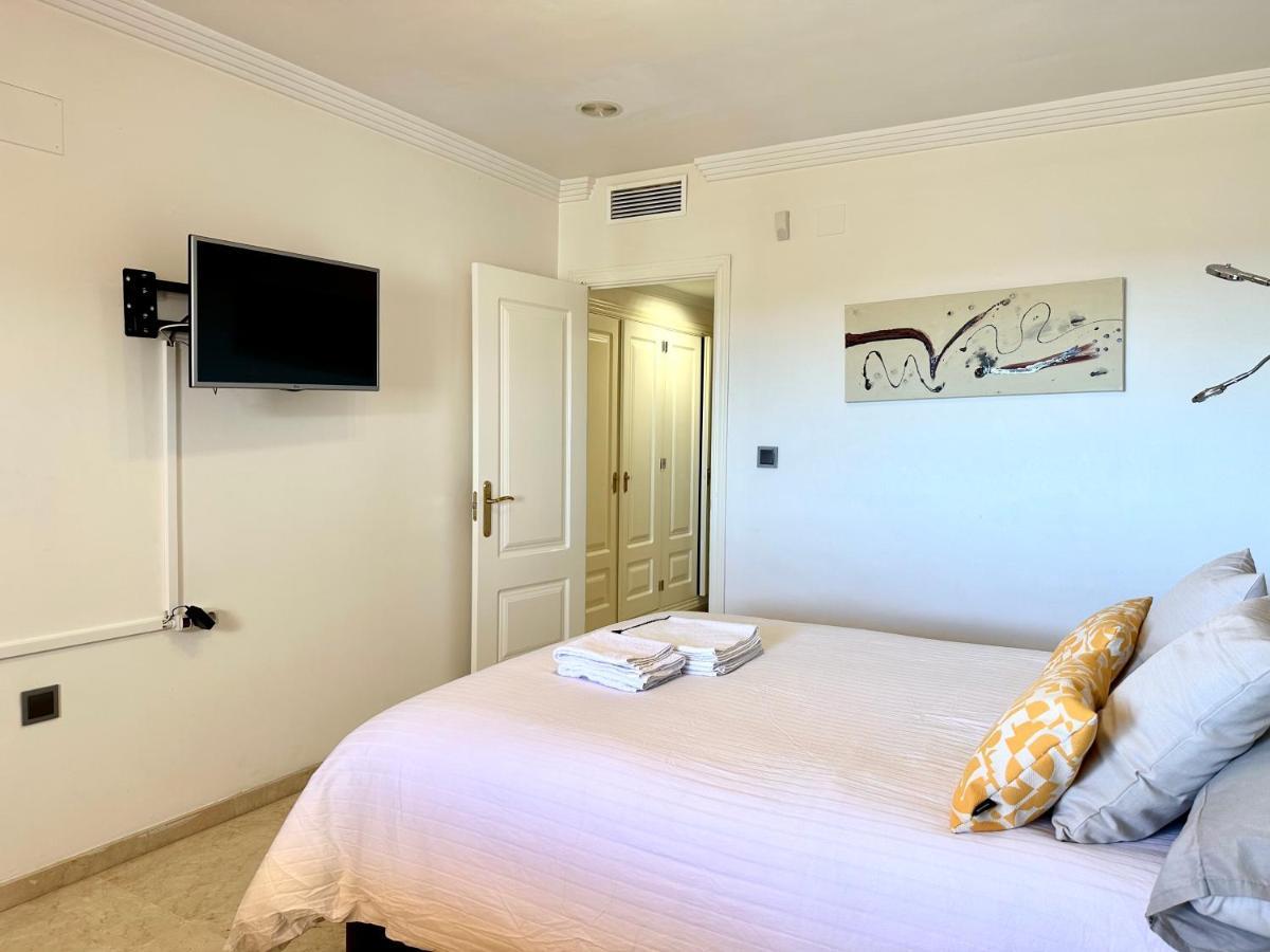 Moderno Apartamento Con Preciosas Vistas Al Mar En Urbanizacion Con Piscina - Rio Real 11 2G Marbella Bagian luar foto