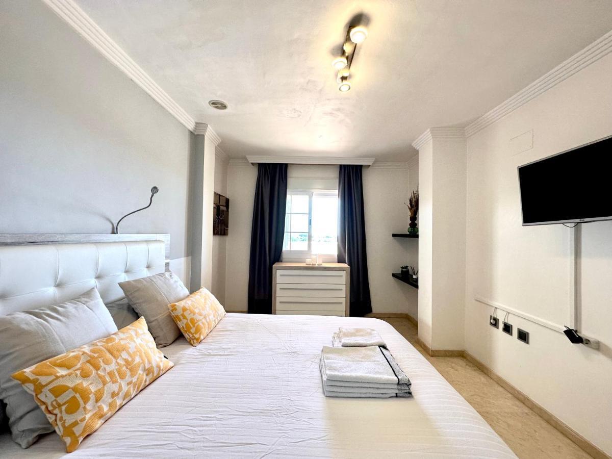 Moderno Apartamento Con Preciosas Vistas Al Mar En Urbanizacion Con Piscina - Rio Real 11 2G Marbella Bagian luar foto